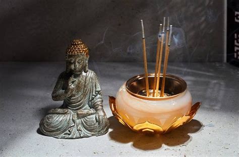 what does incense do spiritually.